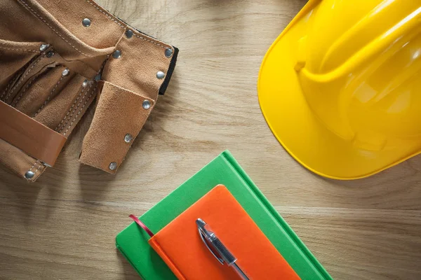 Notizbücher Biro Pen Leder Bau Gürtel Bau Helm — Stockfoto