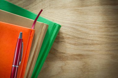 Ofis Notebook biro kalem ahşap tahta üzerinde