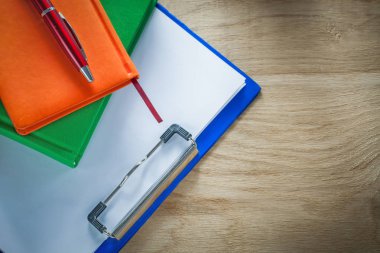 Pano not defteri biro kalem ahşap tahta üzerinde