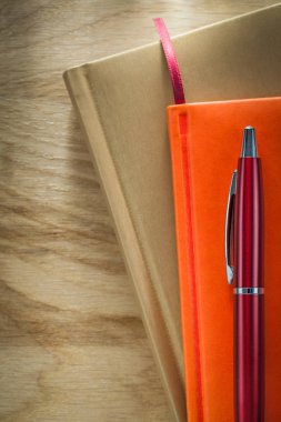 Office defter kalem ahşap tahta üzerinde