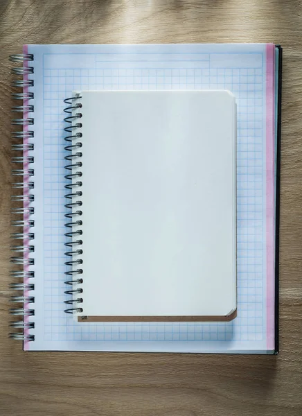 Copybook in bianco a spirale su tavola di legno — Foto Stock