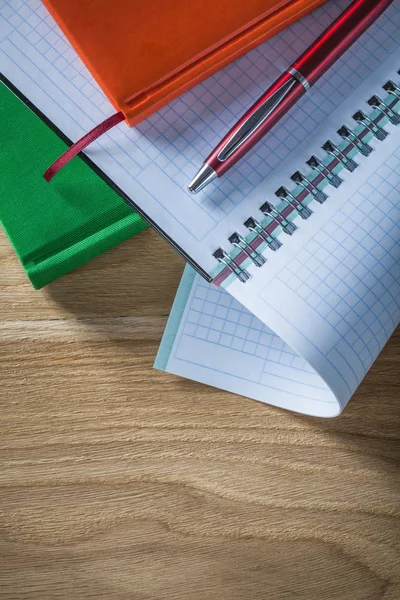 Készlet-ból spirál kockás copybook jegyzetfüzet toll a fa tábla — Stock Fotó