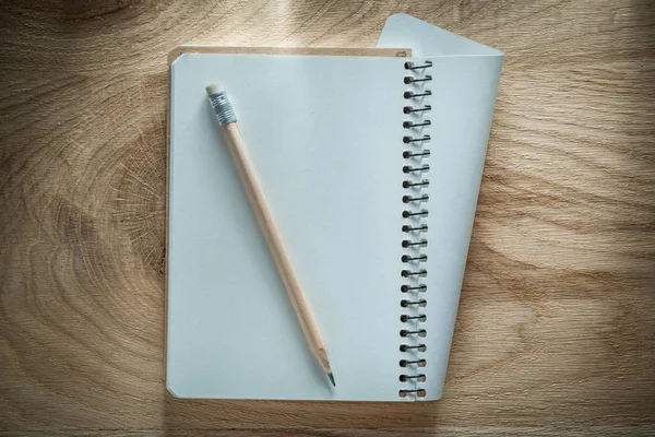 Matita per notebook a spirale su concetto di ufficio in legno — Foto Stock