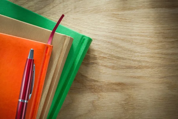 Office-laptops biro pen op houten plank — Stockfoto