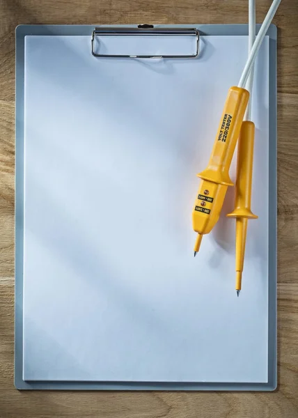 Schowka papieru tester elektryczny na desce — Zdjęcie stockowe