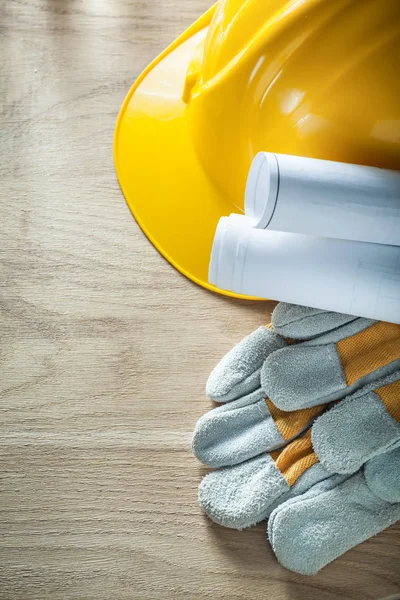 Rękawice ochronne, kask budowy planów budowlanych — Zdjęcie stockowe