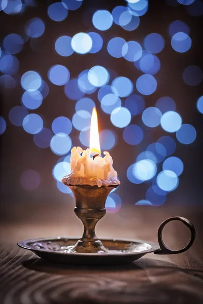 Candelero vintage con vela sobre fondo borroso — Foto de Stock
