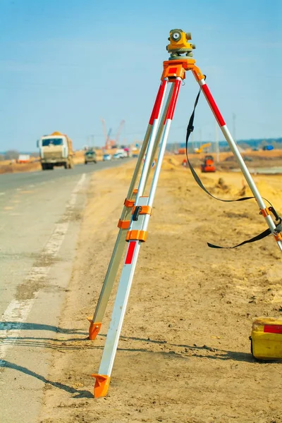 Theodolit on outdoor construction site — Stock Photo, Image