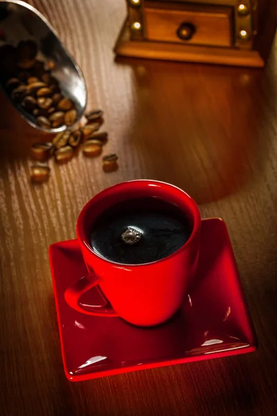 Café en taza roja sobre tabla de madera — Foto de Stock