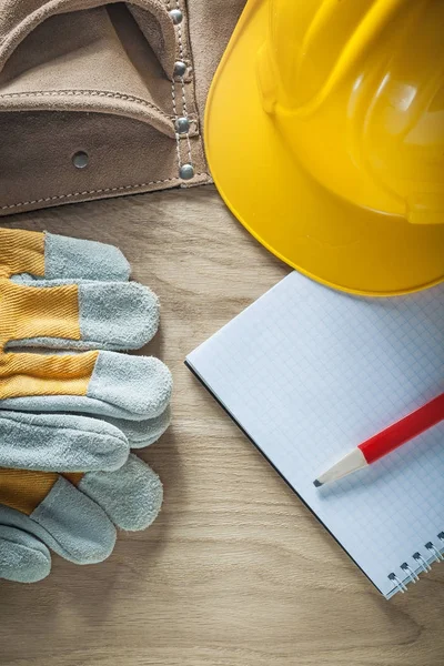 Cinto de ferramentas de couro luvas de proteção construção de capacete caneta notebook — Fotografia de Stock