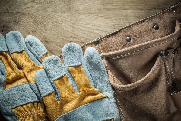 Läderhandskar verktyget bälte säkerhet på träskiva — Stockfoto