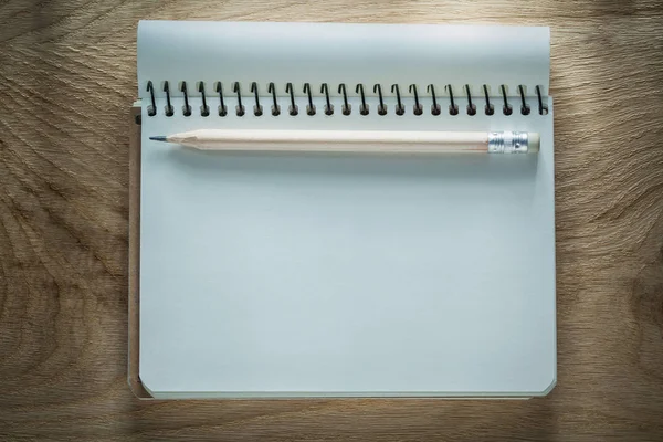 Lápis de caderno no conceito de escritório de bordo de madeira — Fotografia de Stock