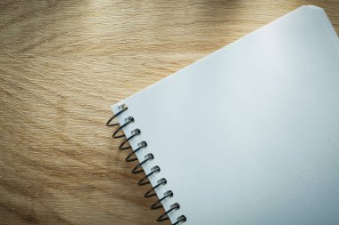 Spiral defter üzerinde ahşap tahta Üstten Görünüm