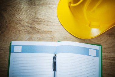 Defter kalem kask ahşap tahta üzerinde bina açıldı