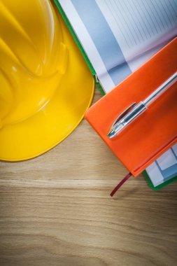 Not Defterleri kalem kask ahşap tahta inşaat concep üzerinde bina