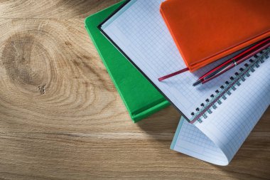 Sarmal kümesi boşaltmak bloknot kalem ahşap tahta üzerinde kontrol