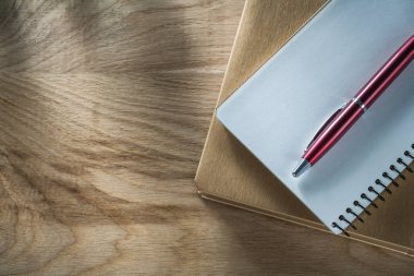 Vintage bloknot biro kalem ahşap tahta üzerinde