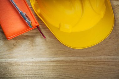 Vintage baret defter kalem ahşap tahta üzerinde