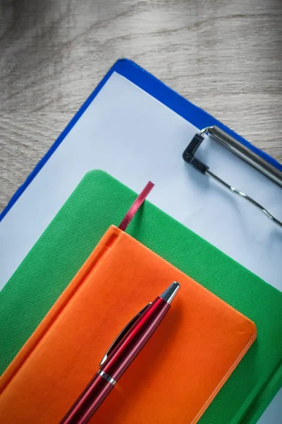 Schránky notebooky biro pero na dřevěné desce — Stock fotografie