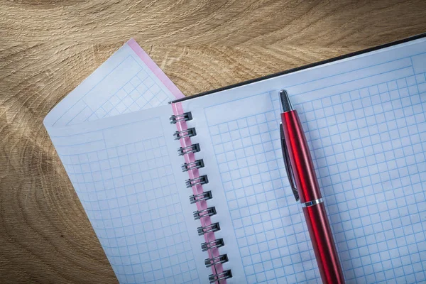 Vintage spiralkariertes Copybook Biro Pen auf Holzbrett — Stockfoto