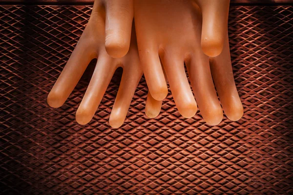 Gants isolants de sécurité sur tapis en caoutchouc diélectrique — Photo