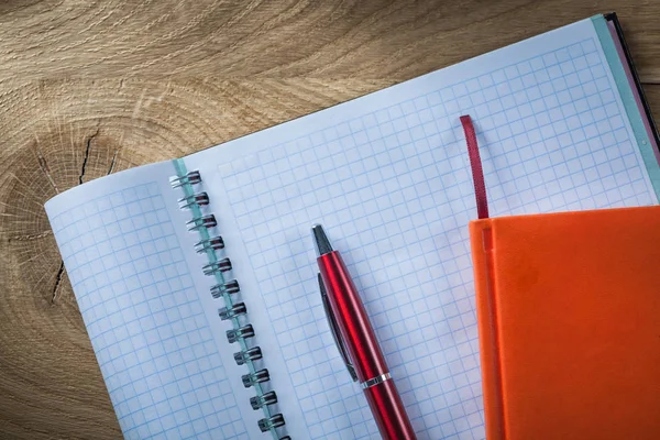 Spiralkarierter Schreibheftstift auf Holzbrett — Stockfoto