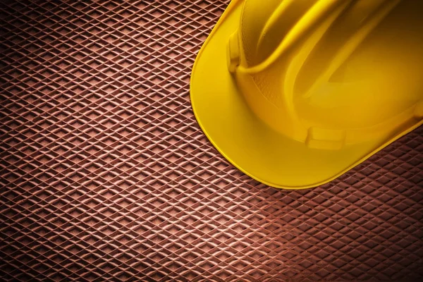 Строительный шлем на диэлектрическом резиновом коврике — стоковое фото