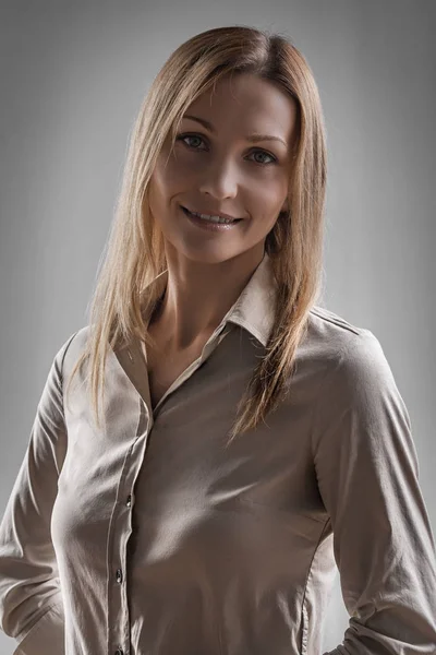 Usmívající se podnikatelka v šedé tričko zblízka — Stock fotografie