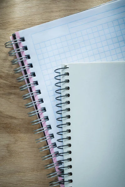 Copybooks em espiral verificados em tábua de madeira — Fotografia de Stock