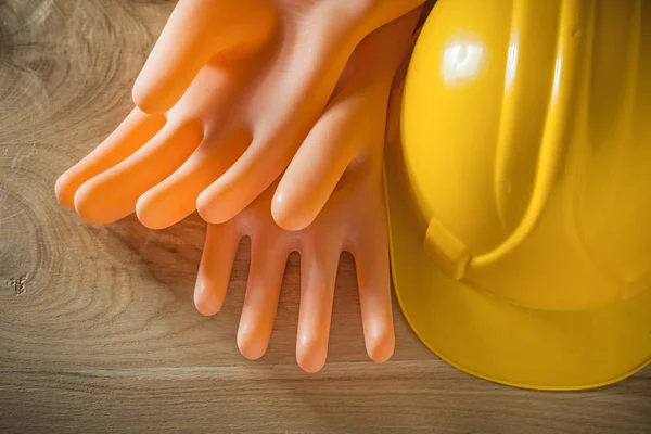 Veiligheid gebouw helm elektriciens handschoenen op houten bord — Stockfoto