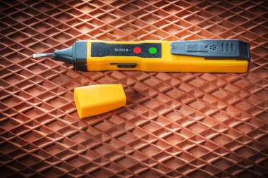 Dielektrik mat üstten görünüm üzerinde elektrik test cihazı