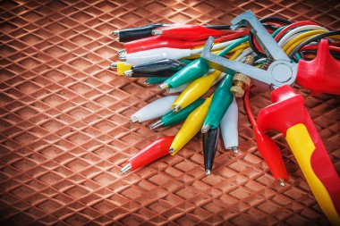 Elektrik timsah yalıtım striptizci koruyucu diel üzerinde fişler