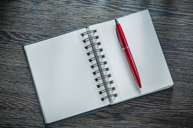 Antika ahşap tahta üzerinde açılan not defteri tükenmez kalem