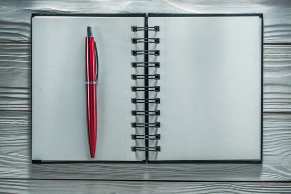 Caneta notebook aberta em placa de madeira branca — Fotografia de Stock
