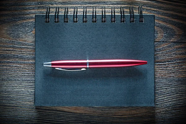 Чорна ручка ноутбука на старовинній дерев'яній дошці вид зверху — стокове фото