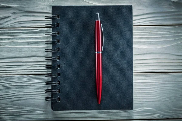 Svart anteckningar penna på vit träskiva ovanifrån — Stockfoto