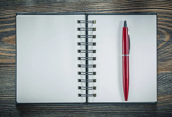 Caneta de caderno em espiral em branco na placa de madeira vintage — Fotografia de Stock