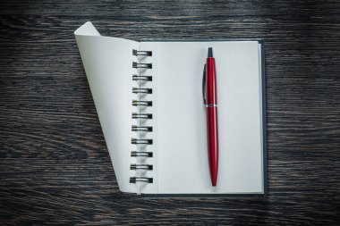 Antika ahşap tahta üzerinde sarmal boş defter tükenmez kalem