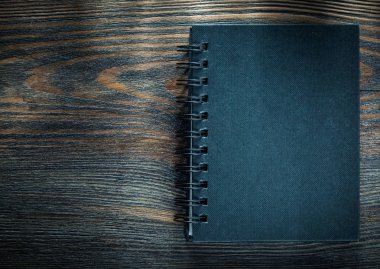 Antika ahşap tahta üzerinde siyah sarmal not defteri