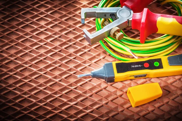 Tester di filo elettrico spellafili isolanti su tappetino dielettrico — Foto Stock