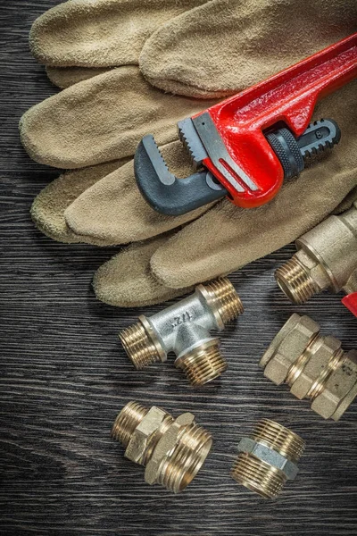 Guantes de seguridad tubería tubería llave accesorios válvula de agua en woode —  Fotos de Stock