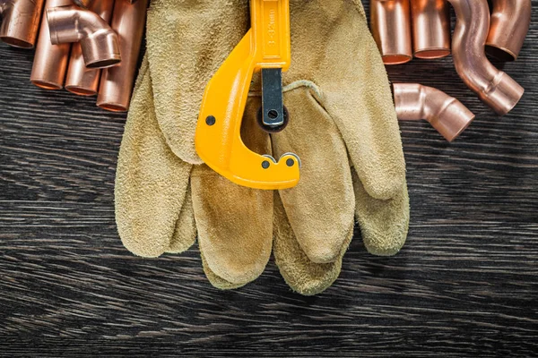 Fontanería de cobre tijeras de tubería de agua guantes de seguridad de cuero en woo — Foto de Stock