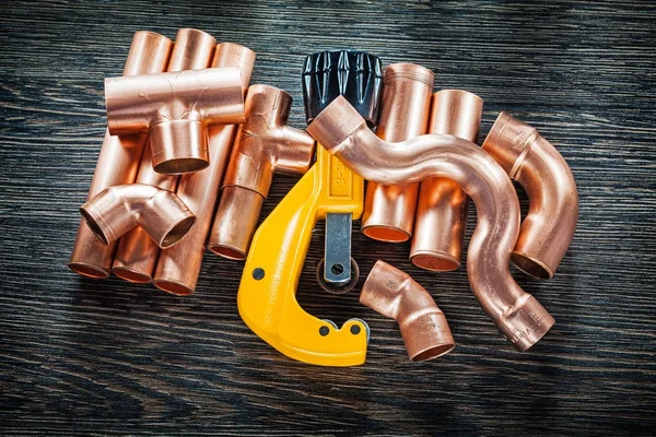 Cortador de tubulação de água de cobre de encanamento na placa de madeira — Fotografia de Stock