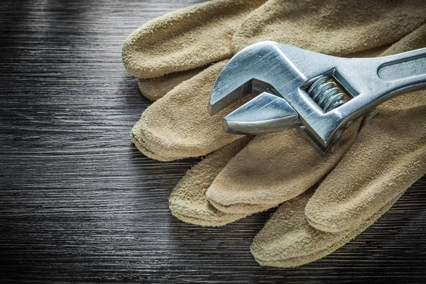 Ρυθμιζόμενο κλειδί προστατευτικά γάντια για ξύλινη σανίδα — Φωτογραφία Αρχείου