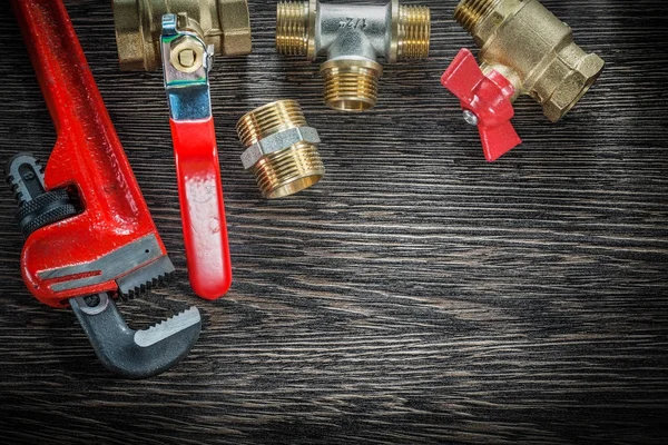 Llave de mono de fontanería accesorios de tubería válvula de agua en madera vintage —  Fotos de Stock