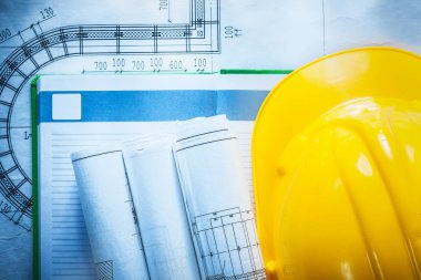 İnşaat kask not defteri planı üzerinde planları.