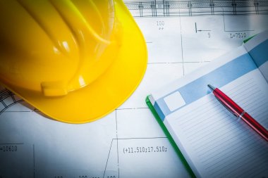 Bina kask not defteri kalemi planı üzerinde