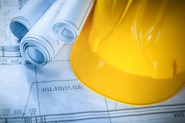 Kask inşaat planları planı üzerinde bina