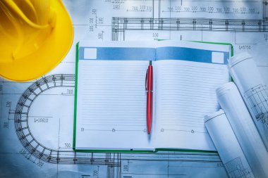 Kalem baret inşaat çizimleri not etmek üstünde blueprint