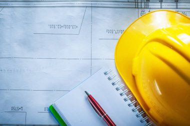 Koruyucu baret defter kalem planı üzerinde